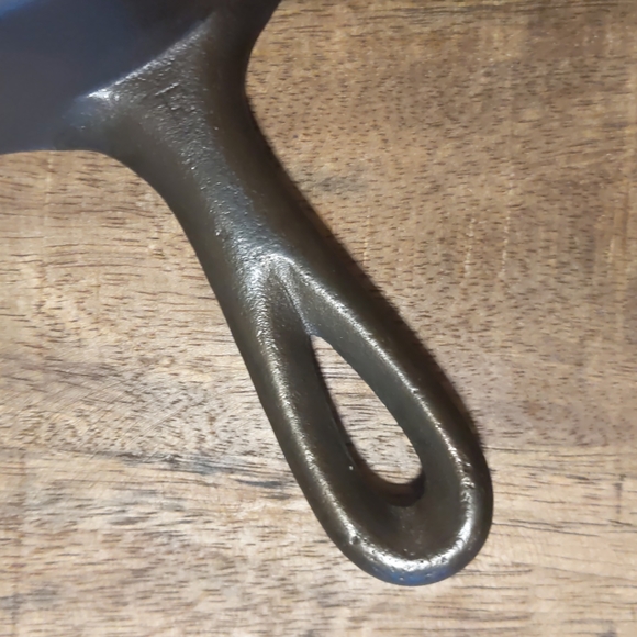 Vintage Unmarked Lodge Cast Iron Skillet, #3 - Picture 14 of 15